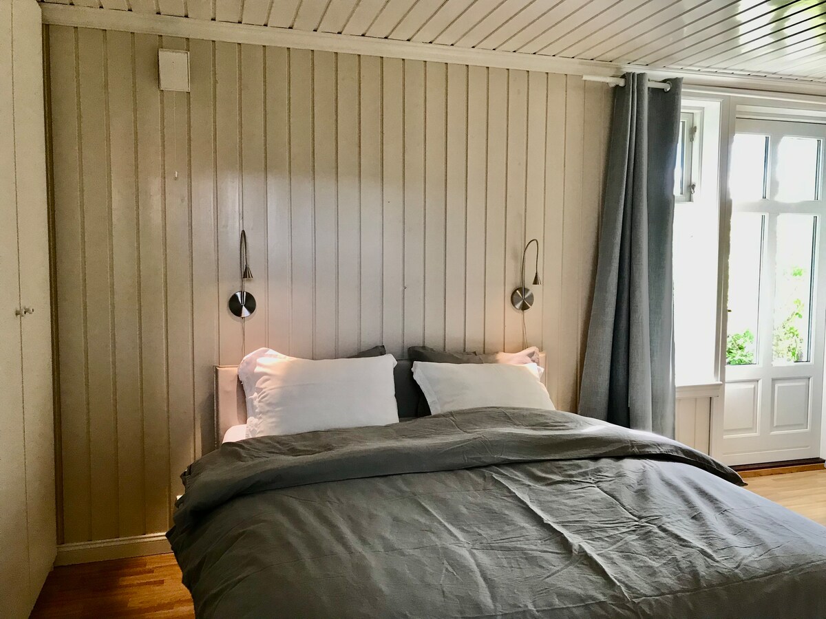 Спална соба со двоен кревет на 1 кат