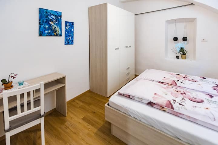 Dormitorio 2 con cómoda cama de 180 x 200 cm.