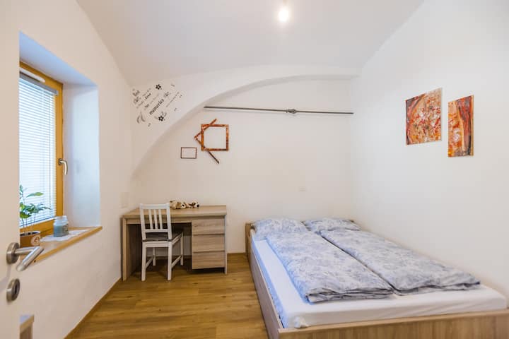 Dormitorio 1 con escritorio.