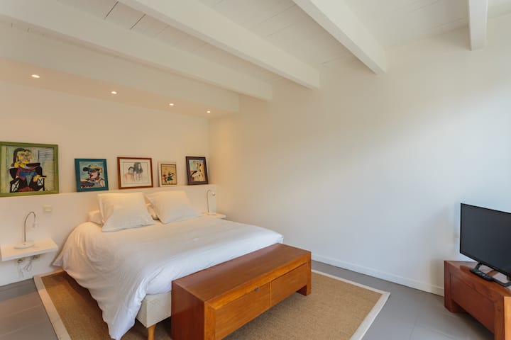 Dormitorio 4 en planta baja con terraza este
