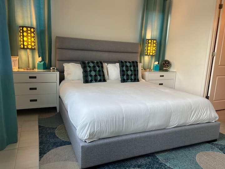 Წარმოუდგენლად ლუქს-კლასის მთავარი აპარტამენტი დიდი ზომის საწოლითა და მზის ამოსვლით პირდაპირ საწოლიდან იშლება. 