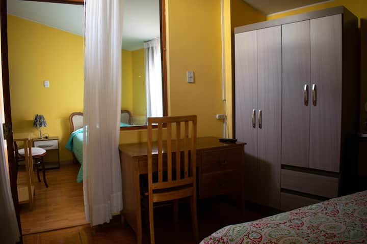 是两间配有两张半平方床的房间  