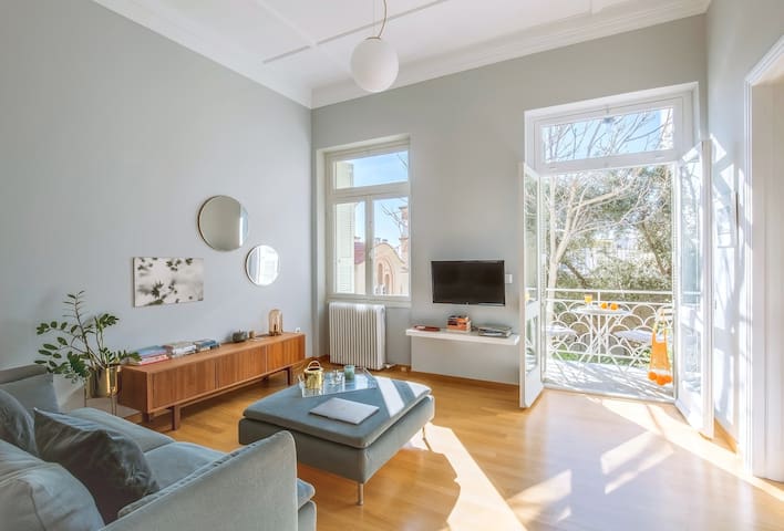 Tales in Tiles 1 _ Art Deco flat near Acropolis