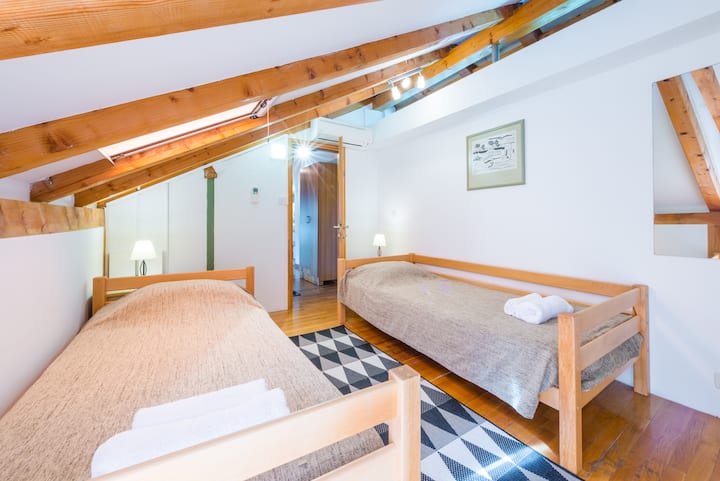 Dhomë në katin e sipërm