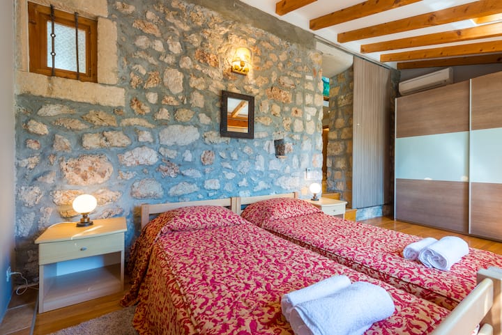 Dhomë me mur të vjetër origjinal