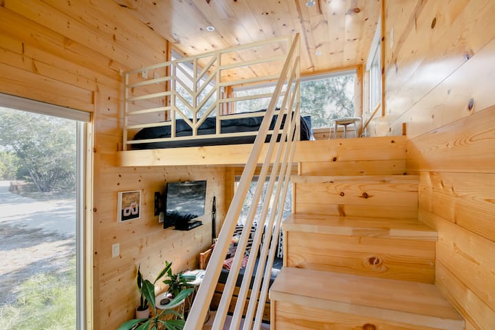 Shkallët deri në papafingon tonë të krevatit "queen" ku mund të flesh në majat e pemëve.