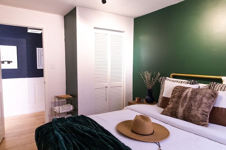 2 Stops from Manhattan in Trendy LIC