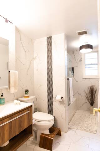 2 Stops from Manhattan in Trendy LIC gallery image 4