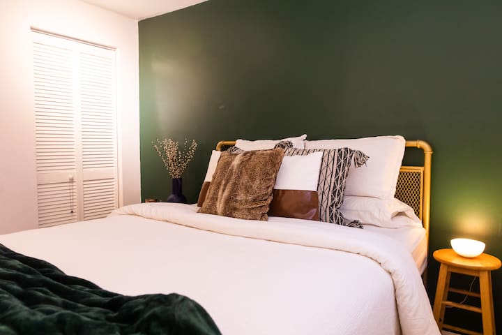 2 Stops from Manhattan in Trendy LIC gallery image 2