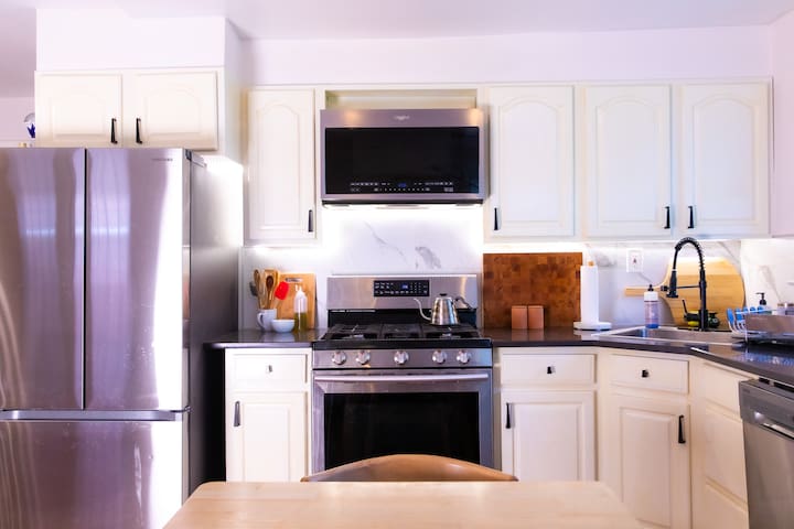 2 Stops from Manhattan in Trendy LIC gallery image 3