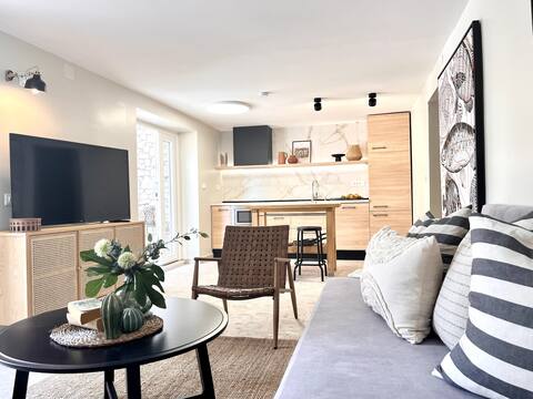 ParkNest ( renovated )  2+2 with private pool!
