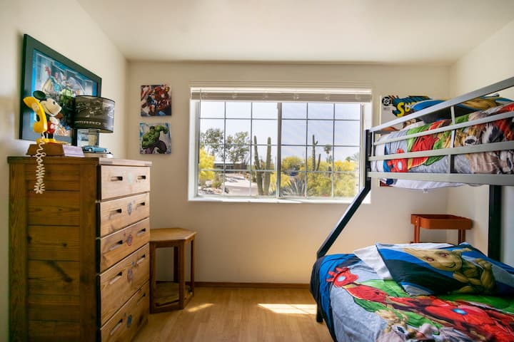 საწოლი ზრდასრულებისთვის, ორმაგი საწოლი ერთადგილიანი საწოლით ზემოდან