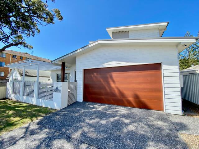 SHORE FIN Four bedroom duplex in Tuncurry gallery image 5