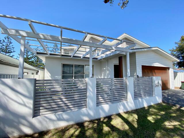 SHORE FIN Four bedroom duplex in Tuncurry gallery image 3