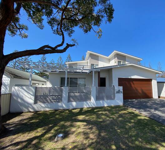 SHORE FIN Four bedroom duplex in Tuncurry