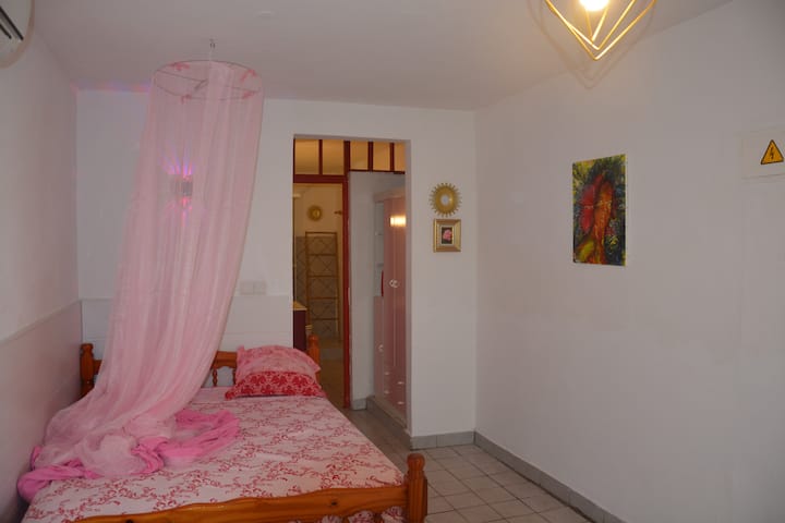 主卧配备空调，配备舒适的25厘米厚的新床垫和12米周长的屏风。