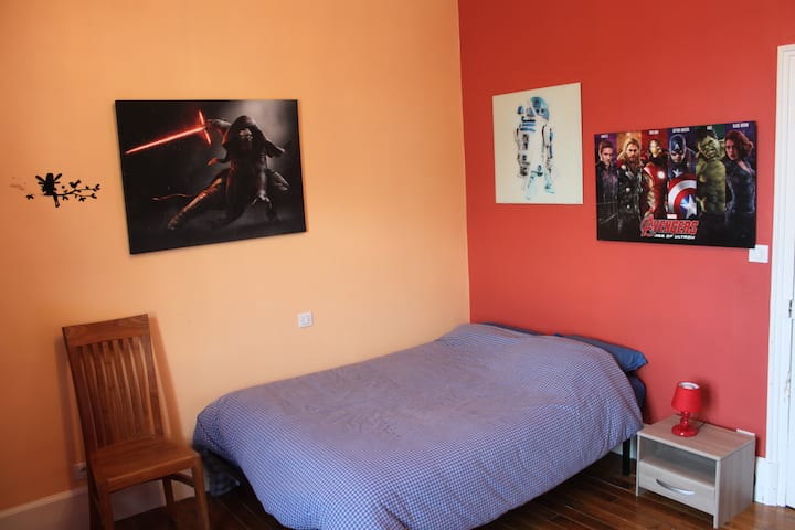 Chumba cha kwanza cha kulala chenye vitanda 140