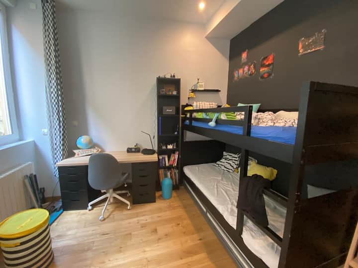 Chumba cha 2 cha kulala:  
vitanda 3 (vitanda 2 vya ghorofa na godoro moja chini ya kitanda)