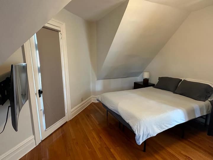 Minutes to NYC: Top-Tier 1-Bedroom Apartment