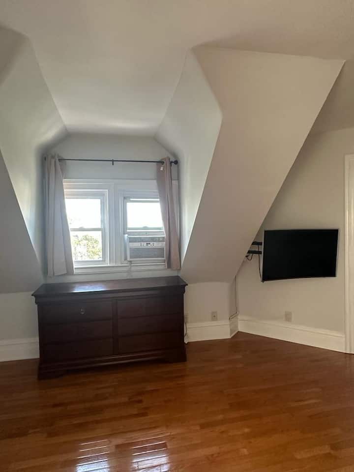 Minutes to NYC: Top-Tier 1-Bedroom Apartment