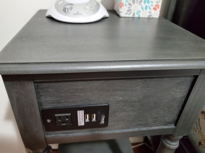 Una mesita de noche con USB y un enchufe normal. Simplifica tus necesidades de cobro. Las máquinas de sonido te ayudarán a lograr la máxima relajación