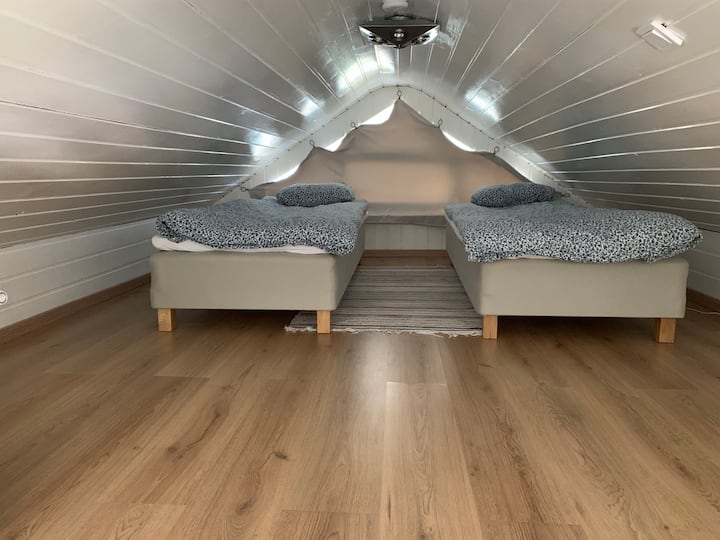 El loft para dormir tiene dos camas. El loft no tiene una altura de pie. 