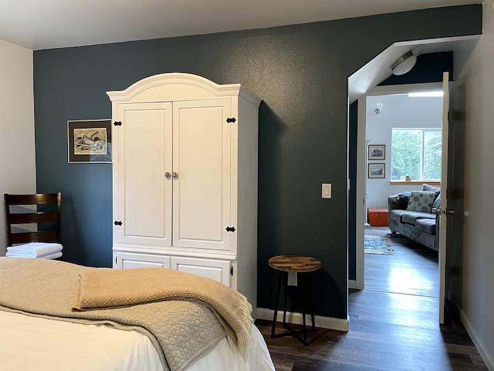 Armadio per vestiti e ripostigli.