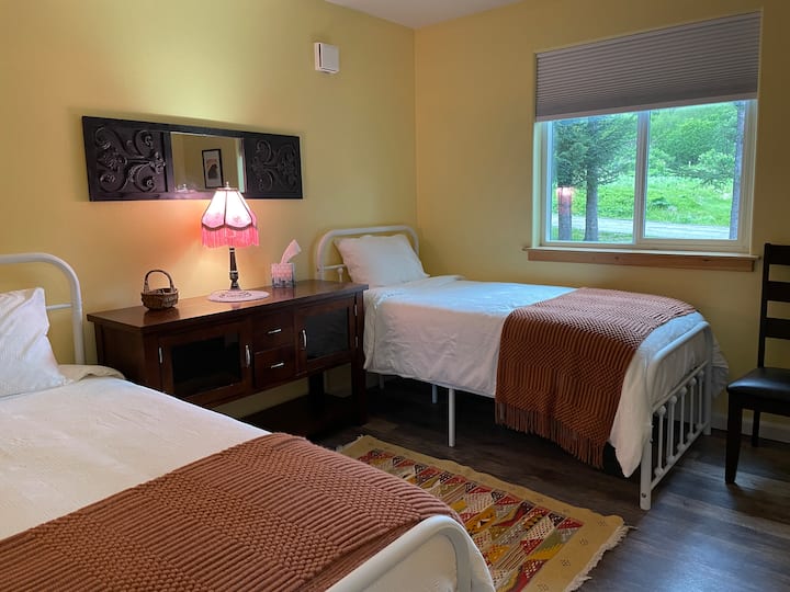 2ª camera per gli ospiti. 2 letti singoli e un armadio per il tuo guardaroba e le valigie