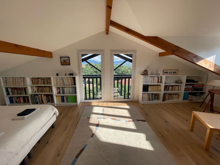 Kamer met bibliotheek BD (R+2)
Uitzicht op de bergen