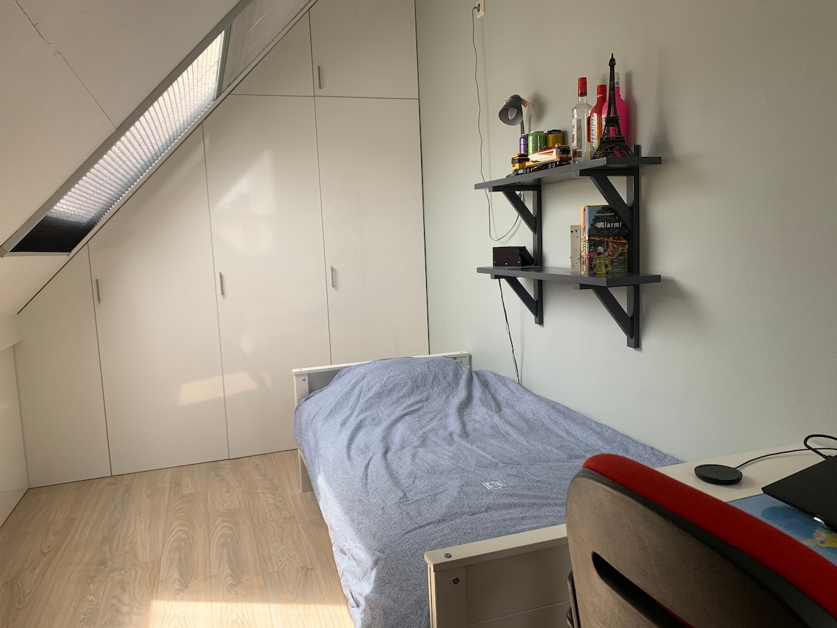 6间卧室中的6间，配备工作场所椅和办公桌