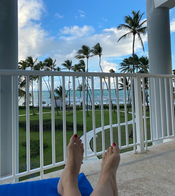 Luxury beachfront Condo + WIFI + HOUSEKEEPER Condominiums for Rent in