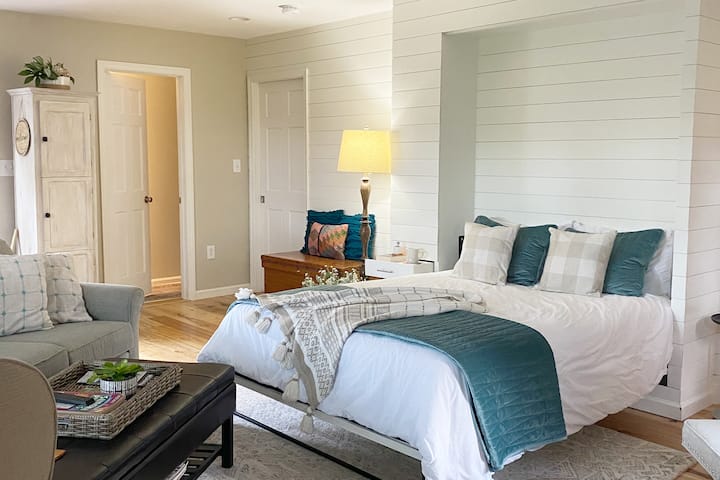 Ჩვენი აპარტამენტი გთავაზობთ დიდეკრანიან ტელევიზორს და უამრავ დასაჯდომ ადგილს ყველასთვის. Როცა საწოლის დროა, მარტივად გააღეთ მურფეის ინდივიდუალური საწოლი და დახურეთ ჯიბის კარები განმარტოებისთვის. Თქვენ გექნებათ საკუთარი მინი მაცივარი და ყავის აპარატი Keurig. Აბაზანა-ტუალეტი საზიაროა.