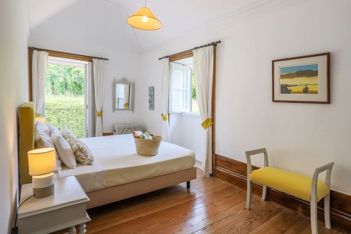 ห้องพักมี 2 เตียงแต่ละเตียงขนาด 0.90 ซม. หากคุณต้องการเตียงคู่เราสามารถรวมทั้งสองเตียงเข้าด้วยกันและทำให้เป็นเตียงได้