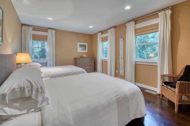 Chumba cha wageni cha ghorofa ya 1 kilicho na bafu la malazi. Vitanda 2 vya ukubwa kamili