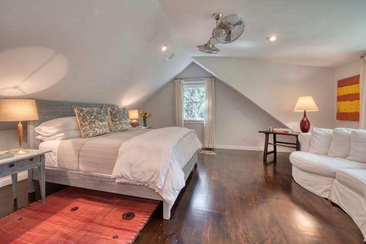 Ghorofa ya 2 ya chumba cha kulala yenye bafu lenye beseni la jakuzi na bafu la mvuke