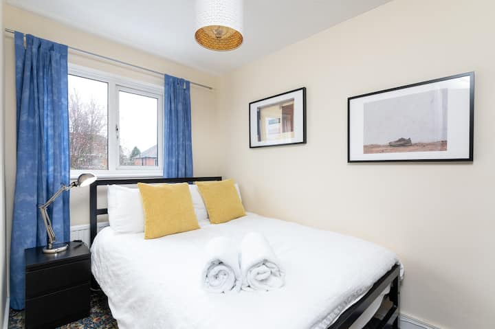 Acogedor segundo dormitorio con cómoda cama doble. 