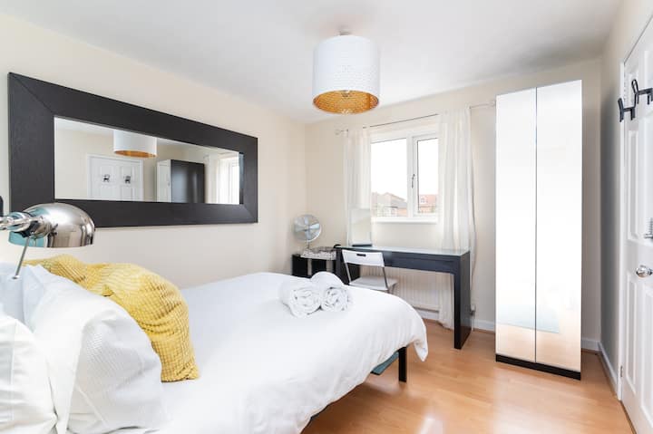 Dormitorio principal con armario, tocador y secador de pelo