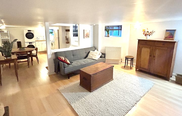 宽敞舒适但现代化的开放式客厅，配备50英寸平板电视（可收看Netflix、Amazon Prime和迪士尼频道）