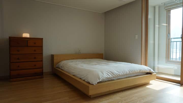 Მთავარი საძინებელი სააბაზანოთი შეიცავს ახალ, დიდი ზომის (200x165სმ) დუნლოპის ლატექსის მატრასს (2024.06.24) დაბალ სიმაღლის ხის სვეტზე. მატრასი ყოველთვის მტვერსასრუტით იწმინდება; თეთრეული, საბნის გადასაფარებელი და ბალიშის კორპუსები თითოეული სტუმრისთვის 60 გრადუს C ტემპერატურაზე ირეცხება. 
