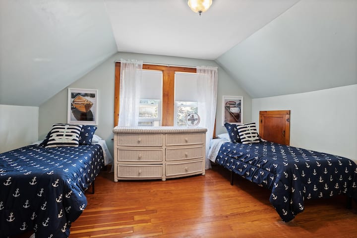 drugi kat „2. spavaća soba s bračnim krevetom” 