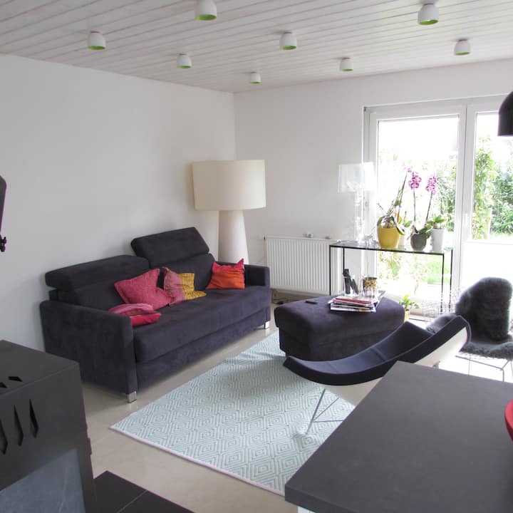 Sala de estar con sofá que sirve como cama. Pero devuelves el interior al exterior y duermes en un colchón adecuado y desconectado.