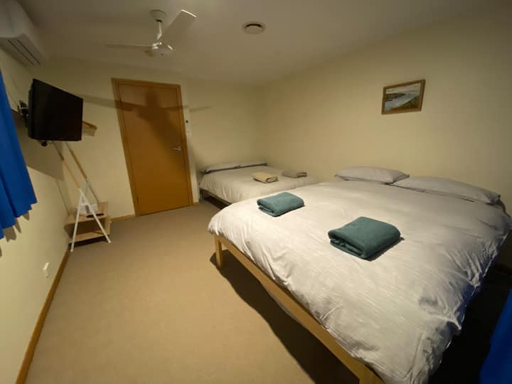 Dormitorio 3 con 
cama queen, cama matrimonial y TV.
