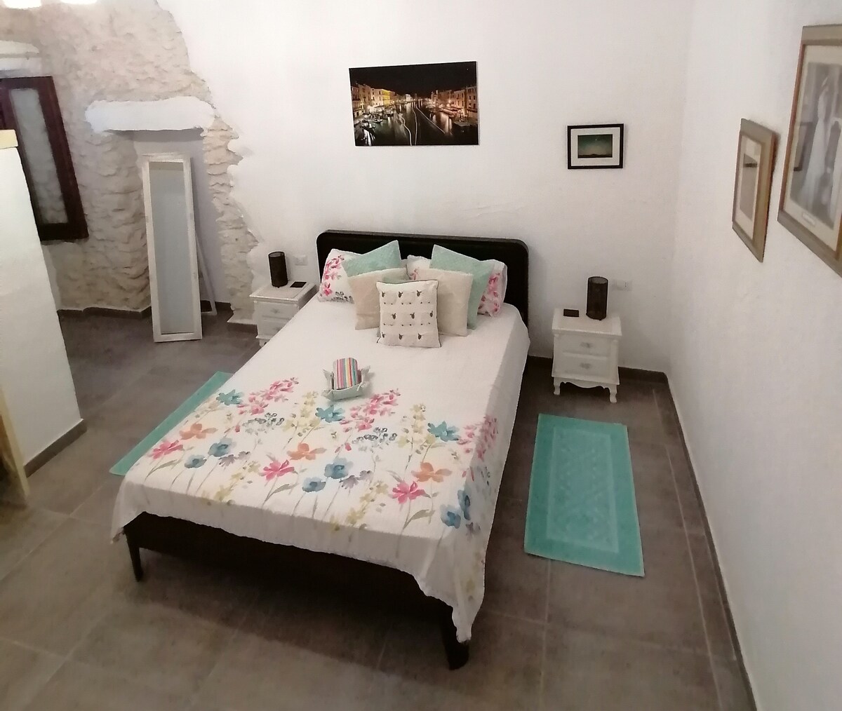 1号卧室加大双人床（一楼）