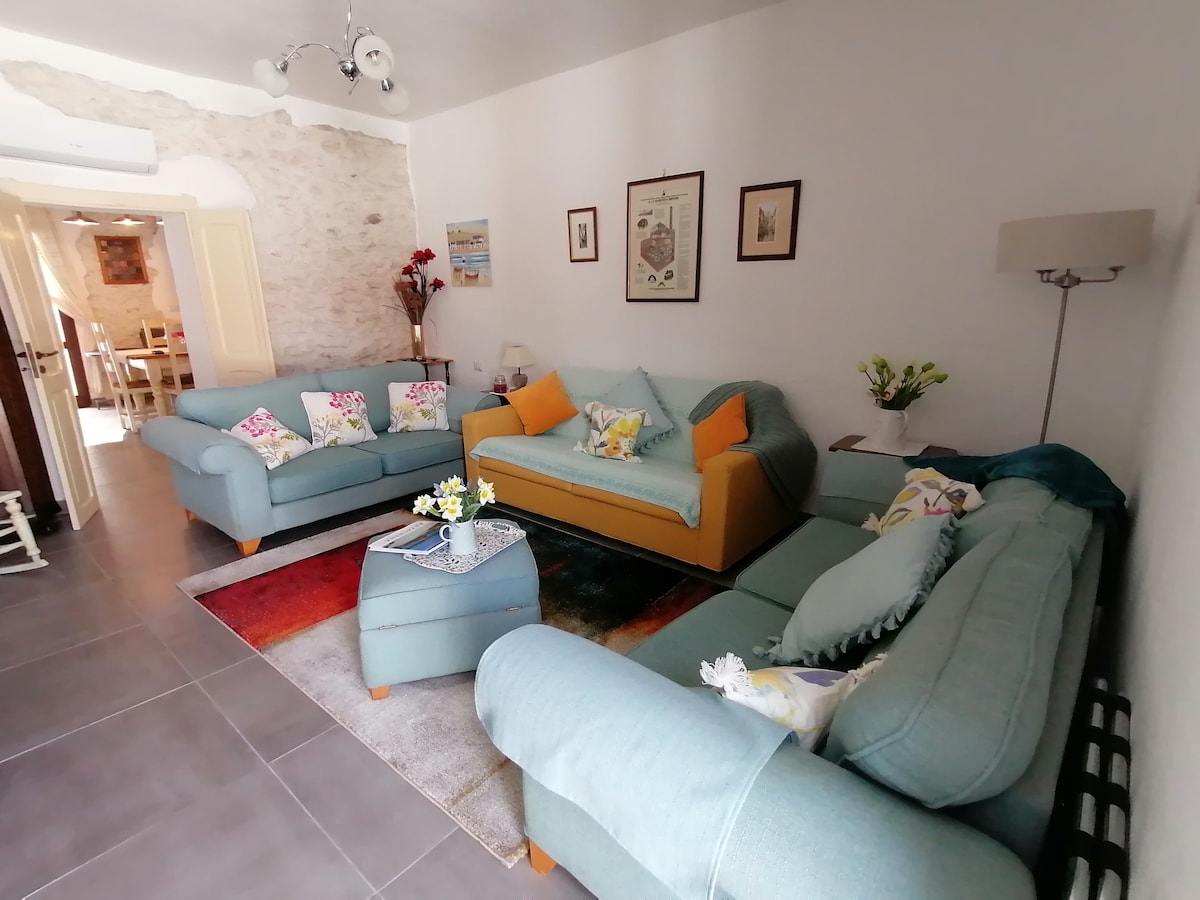 楼上休息室（黄色沙发床）