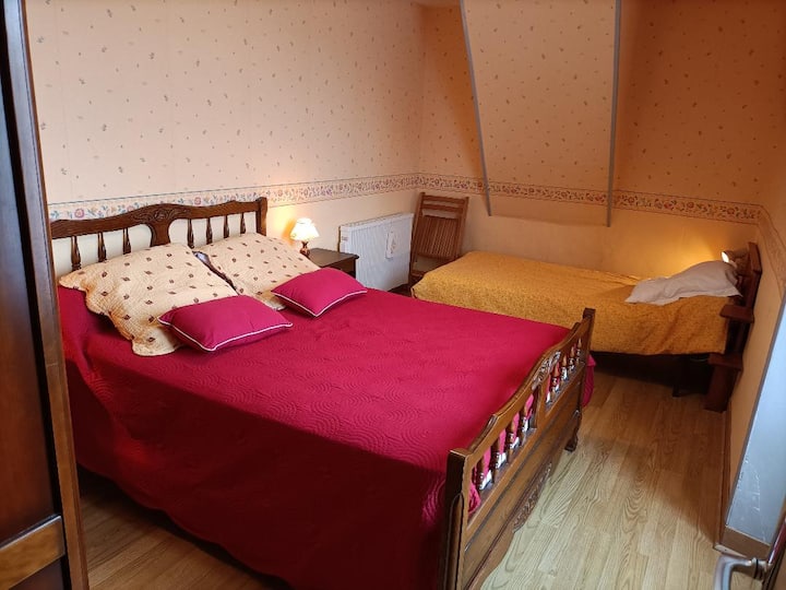 غرفة نوم على جانب الشارع وإطلالة على الحديقة 
سرير واحد 140 سم وسرير واحد 90 سم