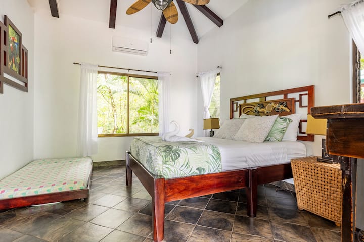 Спалня 2:  с изглед към джунглата (бъдете нащрек за маймуни!) двойно легло и подвижно двойно легло, ако е необходимо. Самостоятелна баня.