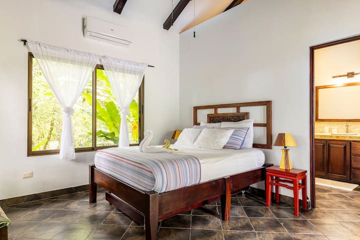 Спалня 3: двойно легло с двойно легло и самостоятелна баня с двойно легло тип трюфел.