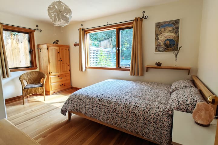 חדר שינה מרווח עם מיטה נוחה.