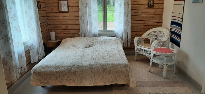 Во спалната соба може да најдете двоен кревет.