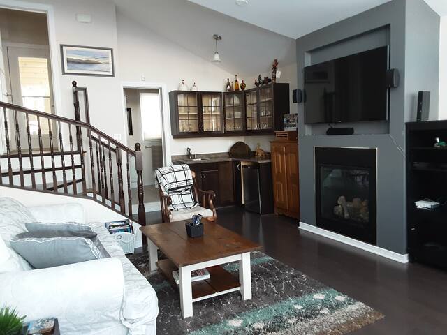 Luxurious Waterfront house on Ottawa River gallery image 5